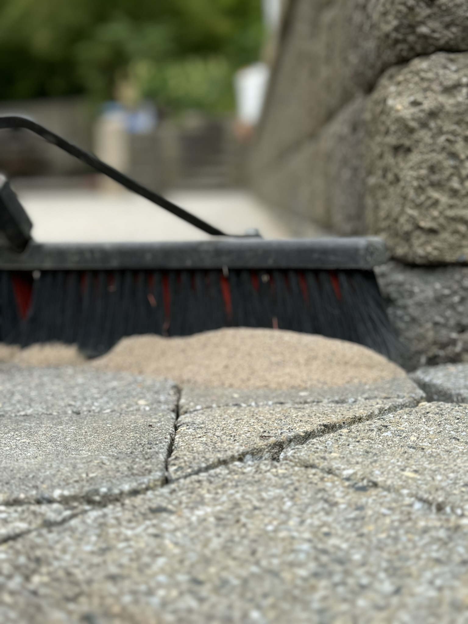 Read more about the article ⭐ How to Maintain Your Pavers Between Major Repairs 👇